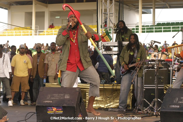 Jah Cure - Cure Fest 2007 - Longing For Concert at Trelawny Multi Purpose Stadium, Trelawny, Jamaica - Sunday, October 14, 2007 - Cure Fest 2007 October 12th-14th, 2007 Presented by Danger Promotions, Iyah Cure Promotions, and Brass Gate Promotions - Alison Young, Publicist - Photographs by Net2Market.com - Barry J. Hough Sr, Photographer - Negril Travel Guide, Negril Jamaica WI - http://www.negriltravelguide.com - info@negriltravelguide.com...!