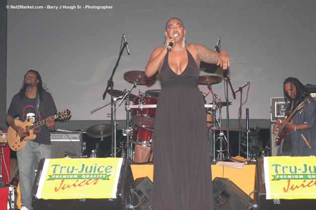 Diana King @ Tru-Juice Rebel Salute 2007 - Saturday, January 13, 2007, Port Kaiser Sports Club, St. Elizabeth - Negril Travel Guide, Negril Jamaica WI - http://www.negriltravelguide.com - info@negriltravelguide.com...!