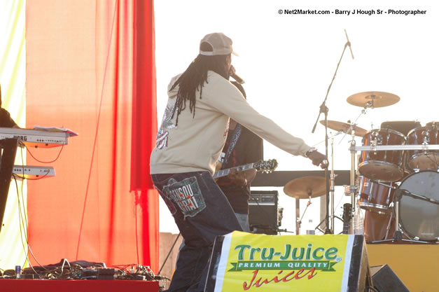 Tony Rebel Closing Tru-Juice Rebel Salute 2007 - Saturday, January 13, 2007, Port Kaiser Sports Club, St. Elizabeth - Negril Travel Guide, Negril Jamaica WI - http://www.negriltravelguide.com - info@negriltravelguide.com...!