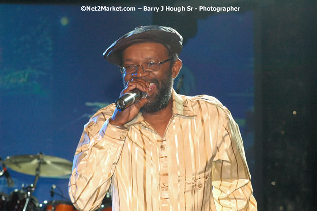 Beres Hammond - Red Stripe Reggae Sumfest 2007 - Zenith - Saturday, July 21, 2007 - Catherine Hall, Montego Bay, St James, Jamaica W.I. - Negril Travel Guide, Negril Jamaica WI - http://www.negriltravelguide.com - info@negriltravelguide.com...!