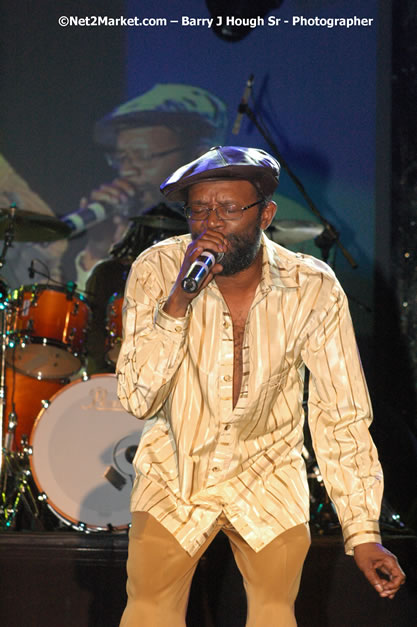 Beres Hammond - Red Stripe Reggae Sumfest 2007 - Zenith - Saturday, July 21, 2007 - Catherine Hall, Montego Bay, St James, Jamaica W.I. - Negril Travel Guide, Negril Jamaica WI - http://www.negriltravelguide.com - info@negriltravelguide.com...!