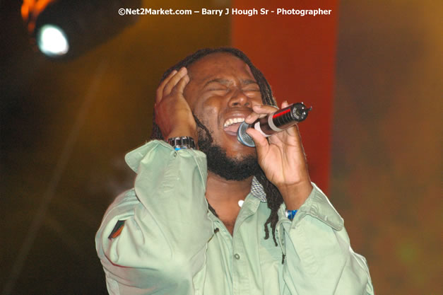 Dwayne Stephenson - Red Stripe Reggae Sumfest 2007 - Zenith - Saturday, July 21, 2007 - Catherine Hall, Montego Bay, St James, Jamaica W.I. - Negril Travel Guide, Negril Jamaica WI - http://www.negriltravelguide.com - info@negriltravelguide.com...!