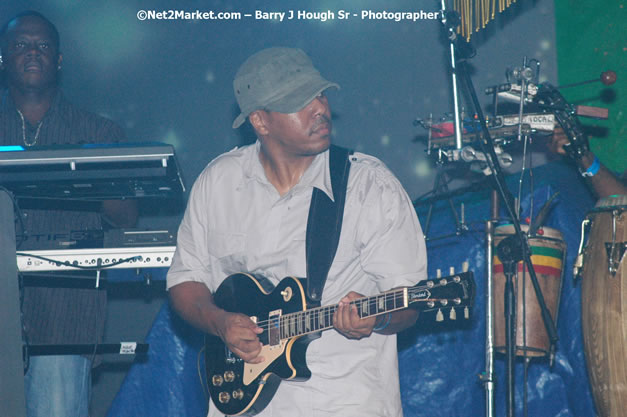 Dwayne Stephenson - Red Stripe Reggae Sumfest 2007 - Zenith - Saturday, July 21, 2007 - Catherine Hall, Montego Bay, St James, Jamaica W.I. - Negril Travel Guide, Negril Jamaica WI - http://www.negriltravelguide.com - info@negriltravelguide.com...!