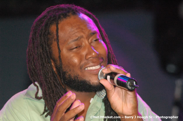 Dwayne Stephenson - Red Stripe Reggae Sumfest 2007 - Zenith - Saturday, July 21, 2007 - Catherine Hall, Montego Bay, St James, Jamaica W.I. - Negril Travel Guide, Negril Jamaica WI - http://www.negriltravelguide.com - info@negriltravelguide.com...!