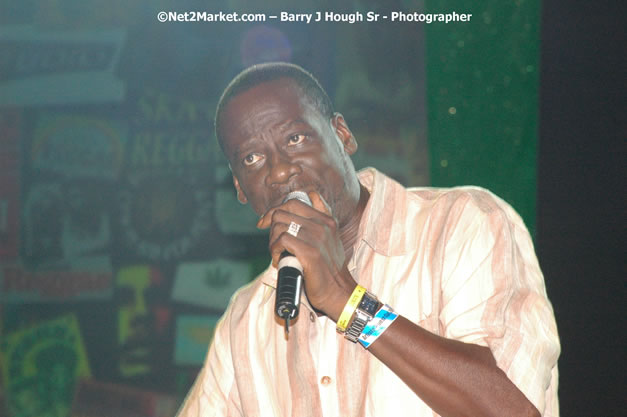 Leroy Sibbles - Red Stripe Reggae Sumfest 2007 - Zenith - Saturday, July 21, 2007 - Catherine Hall, Montego Bay, St James, Jamaica W.I. - Negril Travel Guide, Negril Jamaica WI - http://www.negriltravelguide.com - info@negriltravelguide.com...!