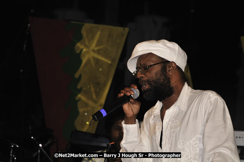 Beres Hammond @ Red Stripe Reggae Sumfest 2008 International Night 2, Catherine Hall, Montego Bay - Saturday, July 19, 2008 - Reggae Sumfest 2008 July 13 - July 19, 2008 - Photographs by Net2Market.com - Barry J. Hough Sr. Photojournalist/Photograper - Photographs taken with a Nikon D300 - Negril Travel Guide, Negril Jamaica WI - http://www.negriltravelguide.com - info@negriltravelguide.com...!