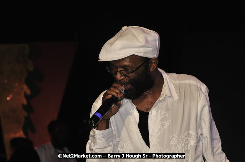 Beres Hammond @ Red Stripe Reggae Sumfest 2008 International Night 2, Catherine Hall, Montego Bay - Saturday, July 19, 2008 - Reggae Sumfest 2008 July 13 - July 19, 2008 - Photographs by Net2Market.com - Barry J. Hough Sr. Photojournalist/Photograper - Photographs taken with a Nikon D300 - Negril Travel Guide, Negril Jamaica WI - http://www.negriltravelguide.com - info@negriltravelguide.com...!