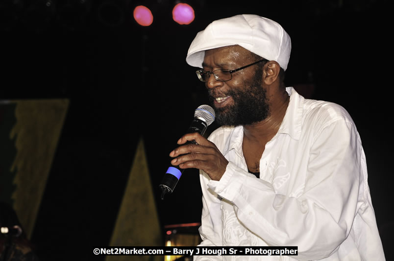 Beres Hammond @ Red Stripe Reggae Sumfest 2008 International Night 2, Catherine Hall, Montego Bay - Saturday, July 19, 2008 - Reggae Sumfest 2008 July 13 - July 19, 2008 - Photographs by Net2Market.com - Barry J. Hough Sr. Photojournalist/Photograper - Photographs taken with a Nikon D300 - Negril Travel Guide, Negril Jamaica WI - http://www.negriltravelguide.com - info@negriltravelguide.com...!