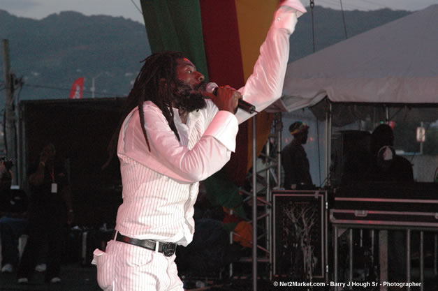 Buju Banton - Red Stripe Reggae Sumfest 2006 - The Summit - Jamaica's Greatest, The World's Best - Saturday, July 22, 2006 - Montego Bay, Jamaica - Negril Travel Guide, Negril Jamaica WI - http://www.negriltravelguide.com - info@negriltravelguide.com...!