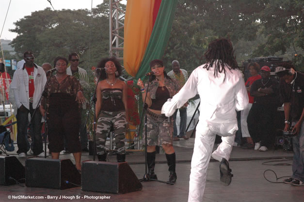 Buju Banton - Red Stripe Reggae Sumfest 2006 - The Summit - Jamaica's Greatest, The World's Best - Saturday, July 22, 2006 - Montego Bay, Jamaica - Negril Travel Guide, Negril Jamaica WI - http://www.negriltravelguide.com - info@negriltravelguide.com...!