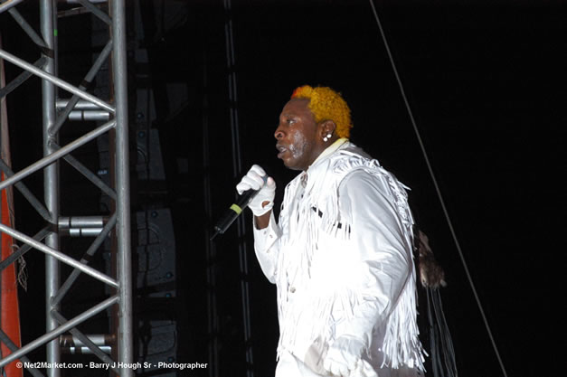 Elephant Man - Red Stripe Reggae Sumfest 2006 - Stormfront - The Blazing Dance Hall Night - Thursday, July 20, 2006 - Catherine Hall Venue - Montego Bay, Jamaica - Negril Travel Guide, Negril Jamaica WI - http://www.negriltravelguide.com - info@negriltravelguide.com...!