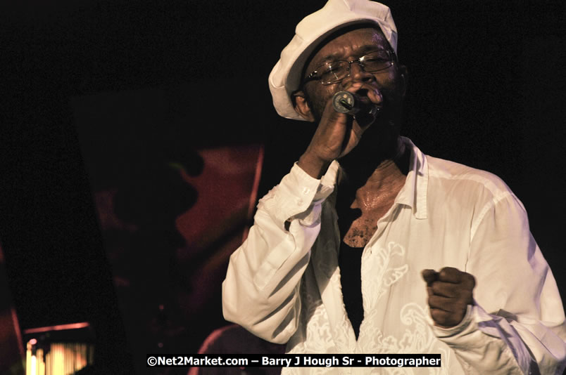 Beres Hammond @ Reggae Sumfest 2008 International Night 2, Catherine Hall, Montego Bay - Saturday, July 19, 2008 - Reggae Sumfest 2008 July 13 - July 19, 2008 - Photographs by Net2Market.com - Barry J. Hough Sr. Photojournalist/Photograper - Photographs taken with a Nikon D300 - Negril Travel Guide, Negril Jamaica WI - http://www.negriltravelguide.com - info@negriltravelguide.com...!