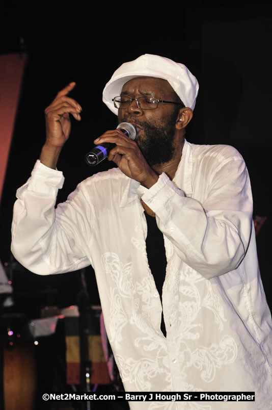 Beres Hammond @ Reggae Sumfest 2008 International Night 2, Catherine Hall, Montego Bay - Saturday, July 19, 2008 - Reggae Sumfest 2008 July 13 - July 19, 2008 - Photographs by Net2Market.com - Barry J. Hough Sr. Photojournalist/Photograper - Photographs taken with a Nikon D300 - Negril Travel Guide, Negril Jamaica WI - http://www.negriltravelguide.com - info@negriltravelguide.com...!