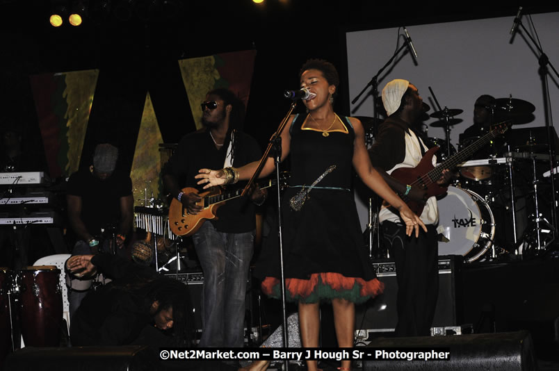 Etana @ Reggae Sumfest 2008 International Night 2, Catherine Hall, Montego Bay - Saturday, July 19, 2008 - Reggae Sumfest 2008 July 13 - July 19, 2008 - Photographs by Net2Market.com - Barry J. Hough Sr. Photojournalist/Photograper - Photographs taken with a Nikon D300 - Negril Travel Guide, Negril Jamaica WI - http://www.negriltravelguide.com - info@negriltravelguide.com...!