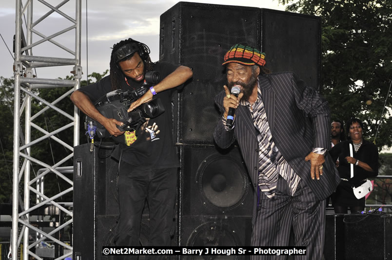 John Holt @ Reggae Sumfest 2008 International Night 2, Catherine Hall, Montego Bay - Saturday, July 19, 2008 - Reggae Sumfest 2008 July 13 - July 19, 2008 - Photographs by Net2Market.com - Barry J. Hough Sr. Photojournalist/Photograper - Photographs taken with a Nikon D300 - Negril Travel Guide, Negril Jamaica WI - http://www.negriltravelguide.com - info@negriltravelguide.com...!