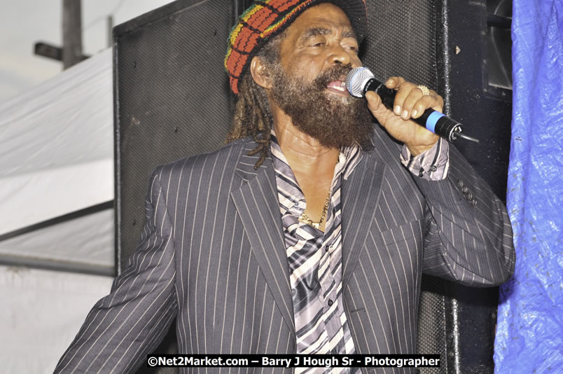 John Holt @ Reggae Sumfest 2008 International Night 2, Catherine Hall, Montego Bay - Saturday, July 19, 2008 - Reggae Sumfest 2008 July 13 - July 19, 2008 - Photographs by Net2Market.com - Barry J. Hough Sr. Photojournalist/Photograper - Photographs taken with a Nikon D300 - Negril Travel Guide, Negril Jamaica WI - http://www.negriltravelguide.com - info@negriltravelguide.com...!