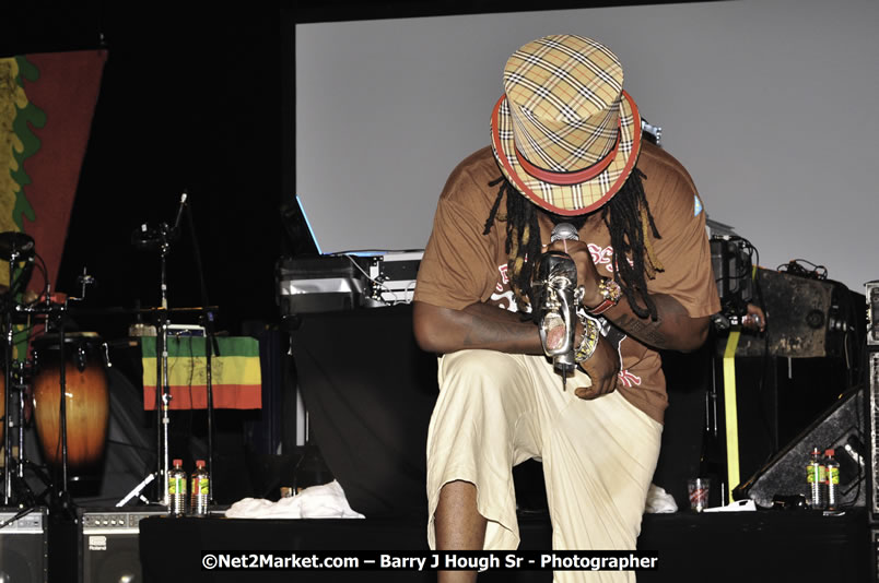 T - Pain @ Reggae Sumfest 2008 International Night 2, Catherine Hall, Montego Bay - Saturday, July 19, 2008 - Reggae Sumfest 2008 July 13 - July 19, 2008 - Photographs by Net2Market.com - Barry J. Hough Sr. Photojournalist/Photograper - Photographs taken with a Nikon D300 - Negril Travel Guide, Negril Jamaica WI - http://www.negriltravelguide.com - info@negriltravelguide.com...!