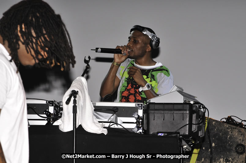 T - Pain @ Reggae Sumfest 2008 International Night 2, Catherine Hall, Montego Bay - Saturday, July 19, 2008 - Reggae Sumfest 2008 July 13 - July 19, 2008 - Photographs by Net2Market.com - Barry J. Hough Sr. Photojournalist/Photograper - Photographs taken with a Nikon D300 - Negril Travel Guide, Negril Jamaica WI - http://www.negriltravelguide.com - info@negriltravelguide.com...!