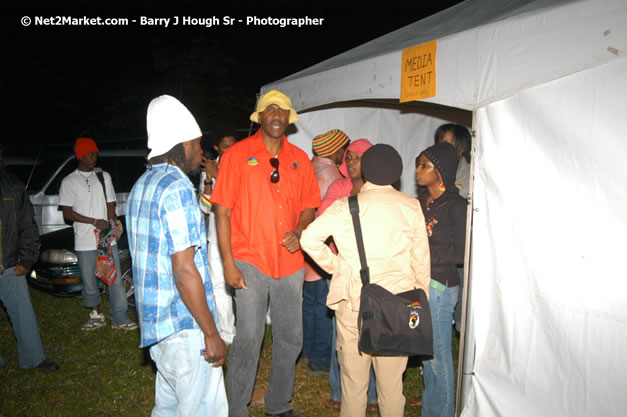 Venue and Audience - Smile Jamaica, Nine Miles, St Anns, Jamaica - Saturday, February 10, 2007 - The Smile Jamaica Concert, a symbolic homecoming in Bob Marley's birthplace of Nine Miles - Negril Travel Guide, Negril Jamaica WI - http://www.negriltravelguide.com - info@negriltravelguide.com...!