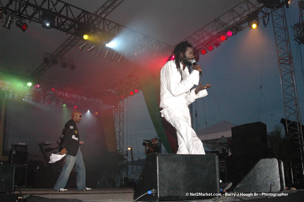 Buju Banton - Red Stripe Reggae Sumfest 2006 - The Summit - Jamaica's Greatest, The World's Best - Saturday, July 22, 2006 - Montego Bay, Jamaica - Negril Travel Guide, Negril Jamaica WI - http://www.negriltravelguide.com - info@negriltravelguide.com...!