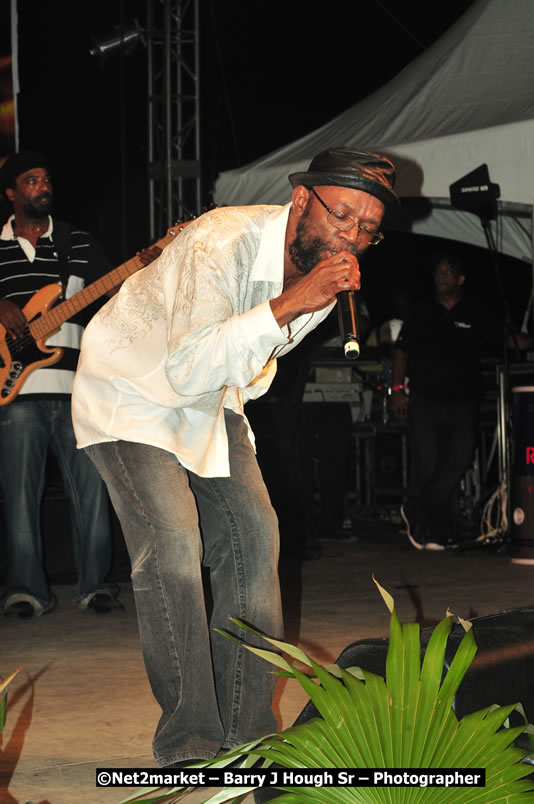 Beres Hammond @ Unite The People An International Reggae Fest, Featuring: Beres Hammond, Coco T, Queen Ifrica, Khalil, Cameal Davis, Iley Dread, Rochelle, Geoffrey Star, Ras Penco, Kool DeLoy, Otis Gayle, J.McKay, Tiney Winey, Venue at Norman Manley Boulevard, Negril, Westmoreland, Jamaica - Saturday, April 4, 2009 - Photographs by Net2Market.com - Barry J. Hough Sr, Photographer/Photojournalist - Negril Travel Guide, Negril Jamaica WI - http://www.negriltravelguide.com - info@negriltravelguide.com...!